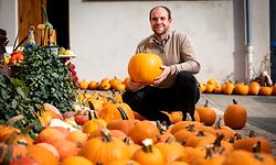 Kürbisbauer Christian Hahn - Foto : Pierre Matgé/Luxemburger Wort