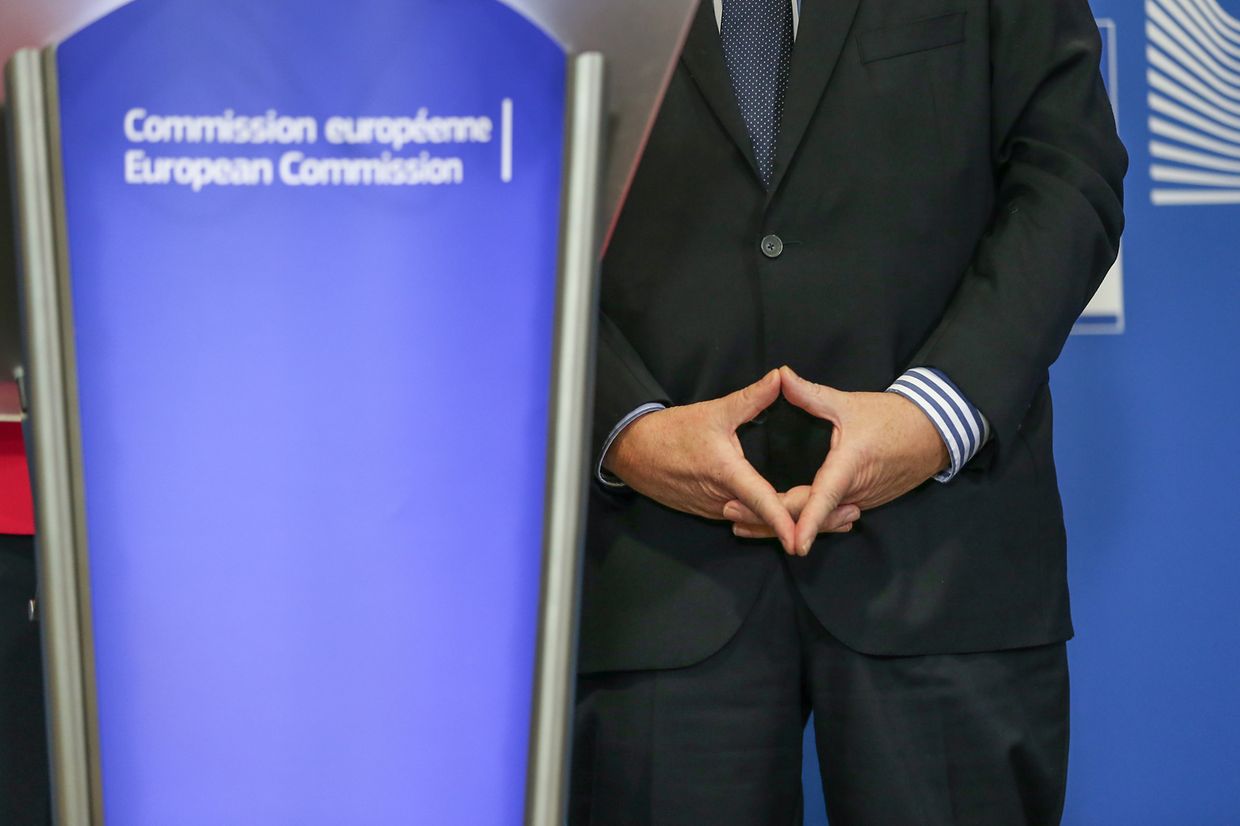 Die Merkel-Raute beherscht Juncker perfekt.