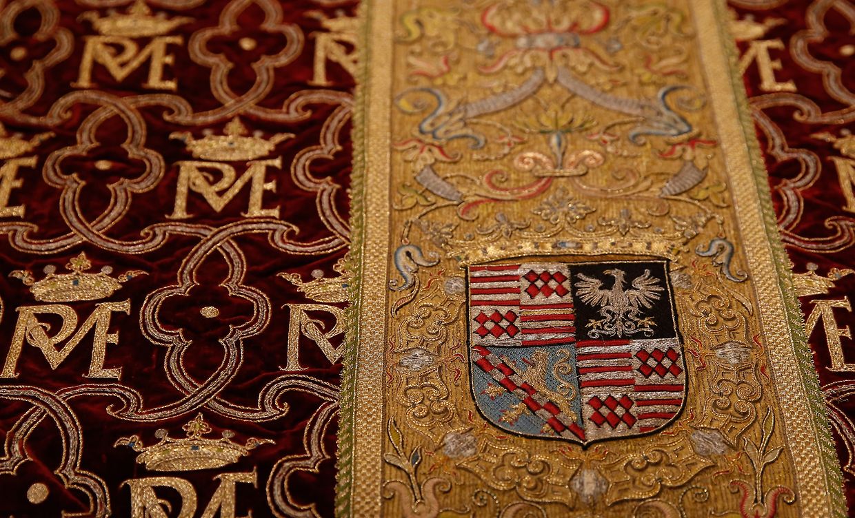 Die Priestergewänder wurden auf Anordnung von Graf Mansfeld hergestellt, mit Fäden aus Gold. Seine Initialen zieren die Gewänder. Sein Wappen und sein Schutzpatron Saint-Pierre sind ebenfalls darauf abgebildet. 