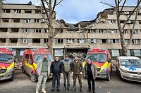 LUkraine-Helfer Chenbau Kim hat den Weitertransport der Fahrzeuge begleitet. Das Foto zeigt ihn bei der Übergabe von Ambulanzen in Mykolajiw, einer Großstadt in der südlichen Ukraine, die vom Krieg stark in Mitleidenschaft gezogen wurde.
