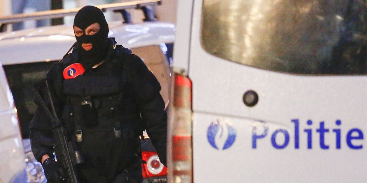Belgische Polizeikräfte nahmen am Sonntag in Brüssel fünf Verdächtige fest.