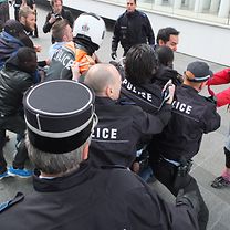 Als die Polizei einzelne Angreifer festnehmen wollte, setzten diese sich heftig zur Wehr.