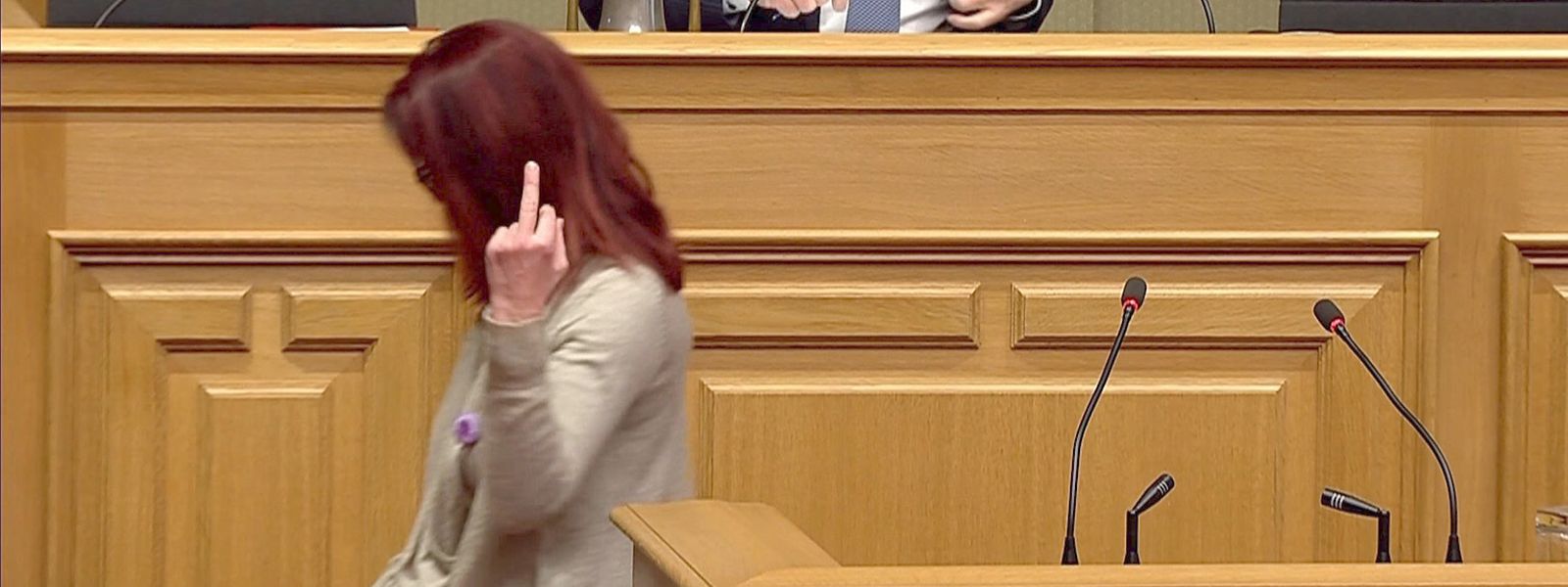 Myriam Cecchetti (Déi Lénk) zeigt nach ihrer Rede zum Tripartite-Abkommen im Parlament dem LSAP-Abgeordneten Dan Kersch den Mittelfinger. 