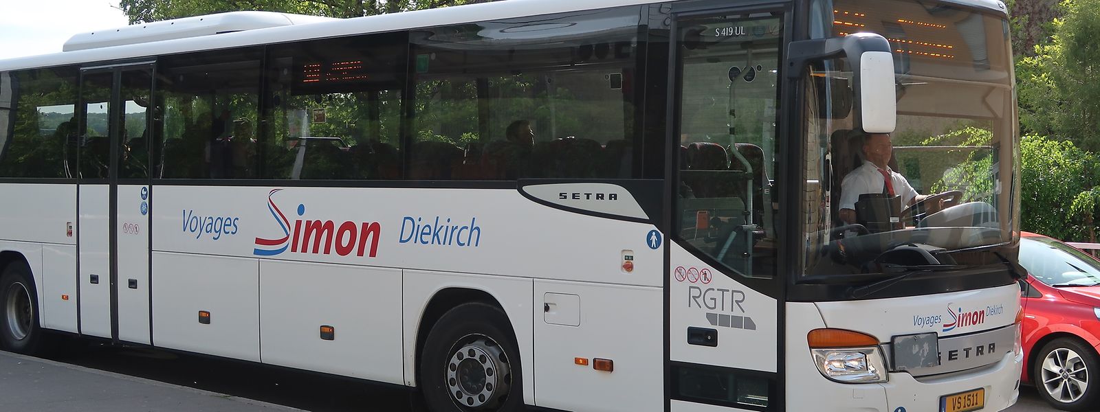 Die bekannten Busse mit dem Simon-Logo sollen auch nach der Übernahme weiter fahren.
