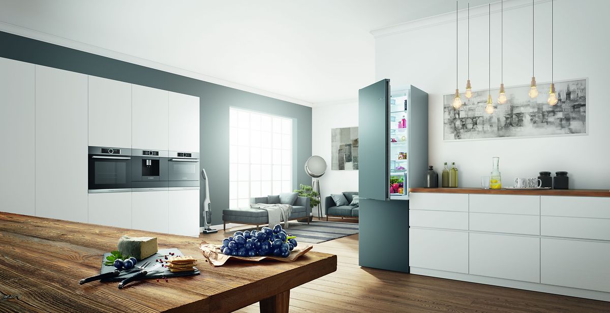 Der farbige Hingucker in der Küche: Bosch Hausgeräte erweitert die Farbpalette seiner Kühl-Gefrierkombination "Vario Style" mit wechselbaren Fronten um fünf neue Töne - darunter das Grau "Pearl Anthracite".