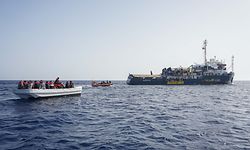 Ein Rettungsboot von Seawatch (M) bringt Migranten von einem Flüchtlingsboot in Sicherheit an Bord der «Sea-Watch 3».