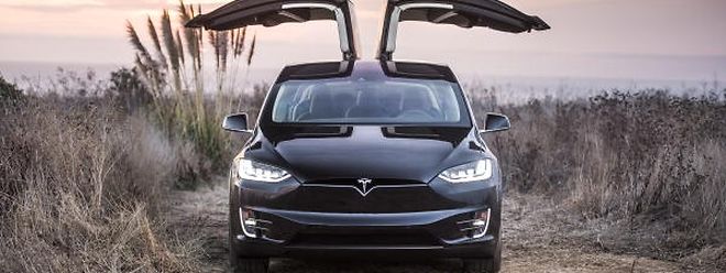Die „Falcon Wing“-Flügeltüren sind nicht nur das Markenzeichen des Tesla Model X. Sie benötigen auch weniger Platz zum Öffnen und bieten mehr Komfort beim Ein- und Aussteigen.