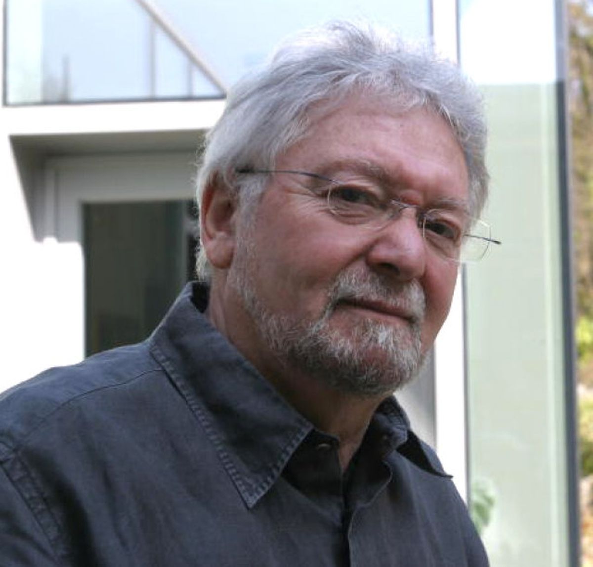 Jean Huss avait auparavant dénoncé les méfaits des ondes électromagnétiques sur la santé et l'environnement.