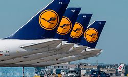 ARCHIV - 06.05.2020, Hessen, Frankfurt/Main: Stillgelegte Passagiermaschine der Lufthansa stehen auf dem Flughafen Frankfurt. Der Aufsichtsrat der schwer angeschlagenen Lufthansa akzeptiert die von der EU-Kommission gestellten Auflagen für ein staatliches Rettungspaket. (Zu dpa "Lufthansa-Aufsichtsrat nimmt Auflagen für Staatshilfen an") Foto: Boris Roessler/dpa +++ dpa-Bildfunk +++