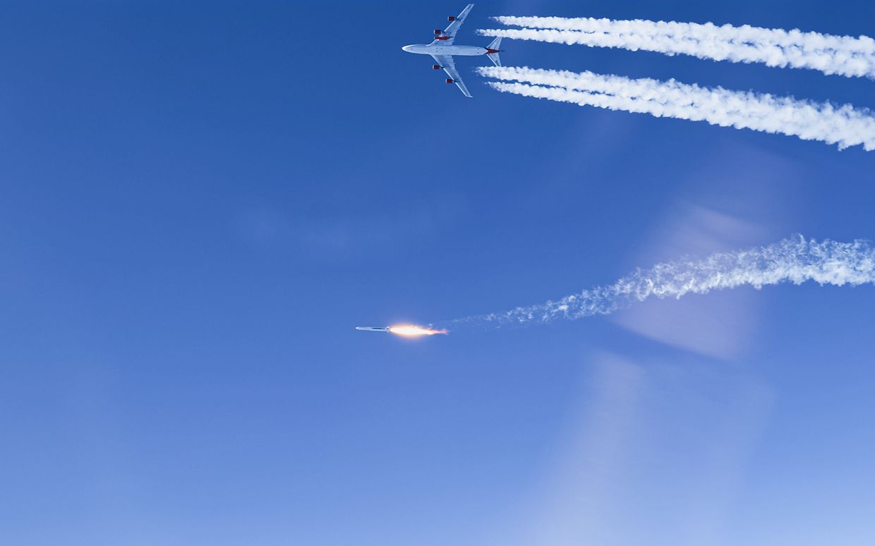 El Boeing 747-400 modificado con el cohete adjunto que se suelta en pleno vuelo y pone en órbita el satélite, a través del sistema LauncherOne.