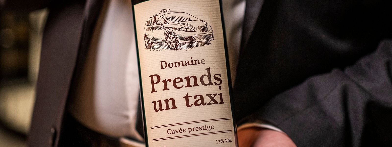 Die Etikette „Domaine Prends un taxi“ auf der Weinflasche soll dazu beitragen, Alternativen aufzuzeigen, wie man nach dem Alkoholkonsum den Weg nach Hause findet.