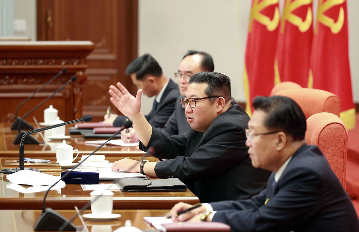 Der nordkoreanische Staatschef Kim Jong Un (2.v.r.) spricht während einer Plenarsitzung des Zentralkomitees der regierenden Arbeiterpartei in Pjöngjang.