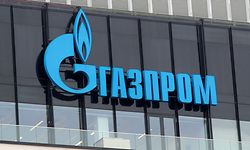 ARCHIV - 03.03.2022, Russland, St. Petersburg: Das Gazprom-Logo ist auf einer Niederlassung des russischen Staatskonzerns in St. Petersburg zu sehen. Das russische Staatsunternehmen Gazprom will ab Dienstag kein Gas mehr an die Niederlande liefern, weil der Gasimporteur seine Rechnung nicht in Rubel bezahlen will. (zu dpa «Russland stoppt Gaslieferungen an die Niederlande») Foto: Igor Russak/dpa +++ dpa-Bildfunk +++