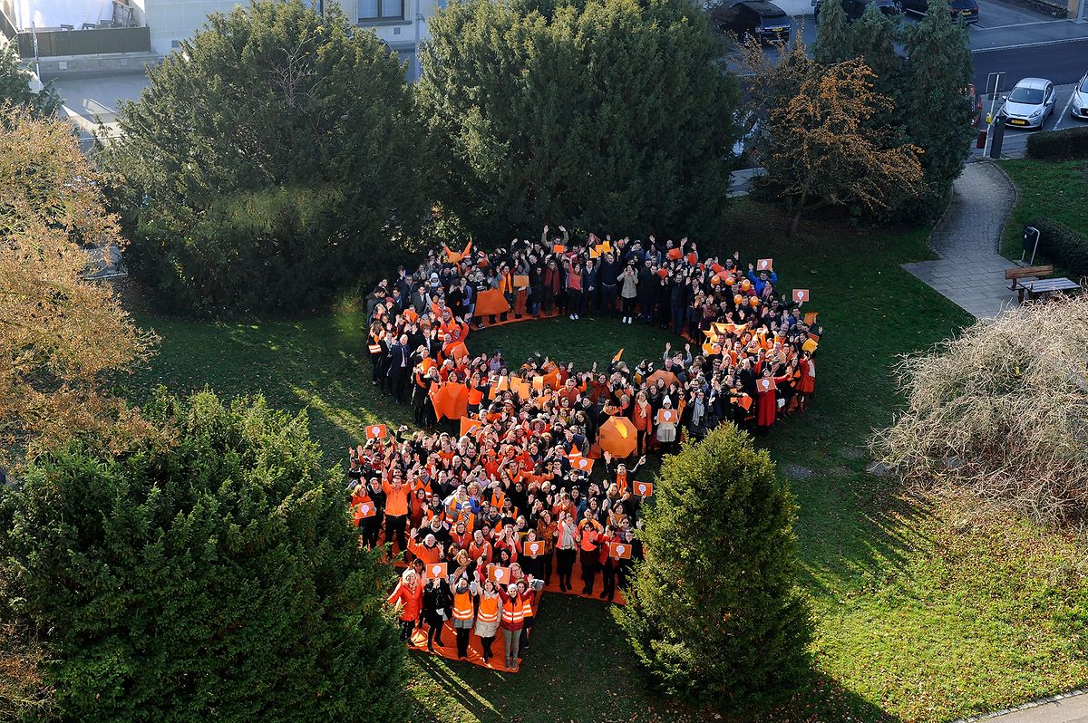 Orange Week 2018: 300 personnes forment le symbole féminin en signe de solidarité contre la violence à l'égard des femmes
