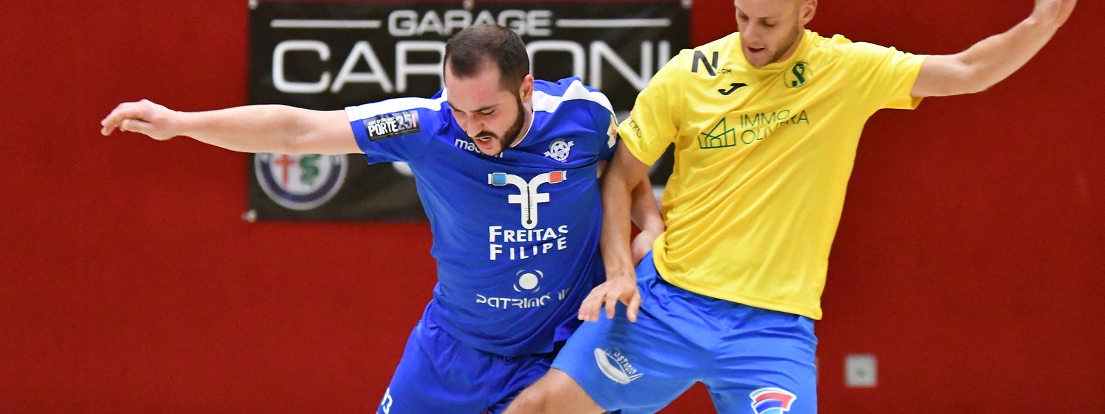 Claudio Lemos et l'US Esch (en bleu, à g.) ont émergé de justesse (2-3) face au Samba 7 Niederkorn de Thomas Luis (en jaune)