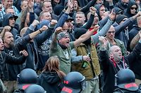Ein Bild vom 27.08.2018 aus Chemnitz: Demonstranten aus der rechten Szene gestikulieren und drohen Gegendemonstranten Gewalt an.