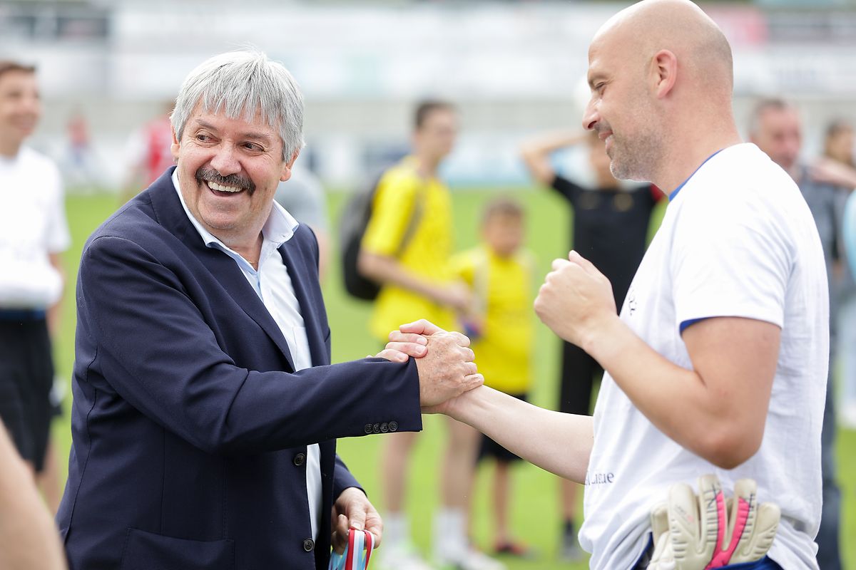 Paul Philipp remet à Jonathan Joubert la médaille pour sa victoire en championnat.
