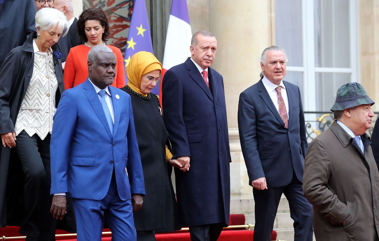 Turkey's President Recep Tayyip Erdogan (C) with his wife Emine Erdogan, Chairman of the African Union (AU) Moussa Faki Mahamat (2L), Director of the International Monetary Fund (IMF) Christine Lagarde (L) and United Nations Secretary General Antonio Guterres (R) leave the Elysee Palace in Paris on November 11, 2018 for the Arc de Triomphe prior to the start of commemorations marking the 100th anniversary of the 11 November 1918 armistice, ending World War I. (Photo by JACQUES DEMARTHON / AFP)