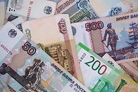 ARCHIV - 28.02.2022, Bayern, München: Russische Rubel-Banknoten liegen auf einem Tisch. Die russische Notenbank hat ihre Geldpolitik trotz der Sanktionen infolge des Ukraine-Krieges stärker als erwartet gelockert. (zu dpa «Russische Notenbank senkt Leitzins stärker als erwartet») Foto: Sven Hoppe/dpa +++ dpa-Bildfunk +++