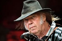 ARCHIV - 01.07.2016, Dänemark, Roskilde: Neil Young tritt auf dem Roskilde Festival auf. Weil sie Falschinformationen über Corona-Impfstoffe verbreitet haben soll, hat der kanadische Rockstar Neil Young der Audio-Plattform Spotify mit einem Boykott gedroht. Foto: Nils Meilvang/SCANPIX DENMARK/dpa +++ dpa-Bildfunk +++