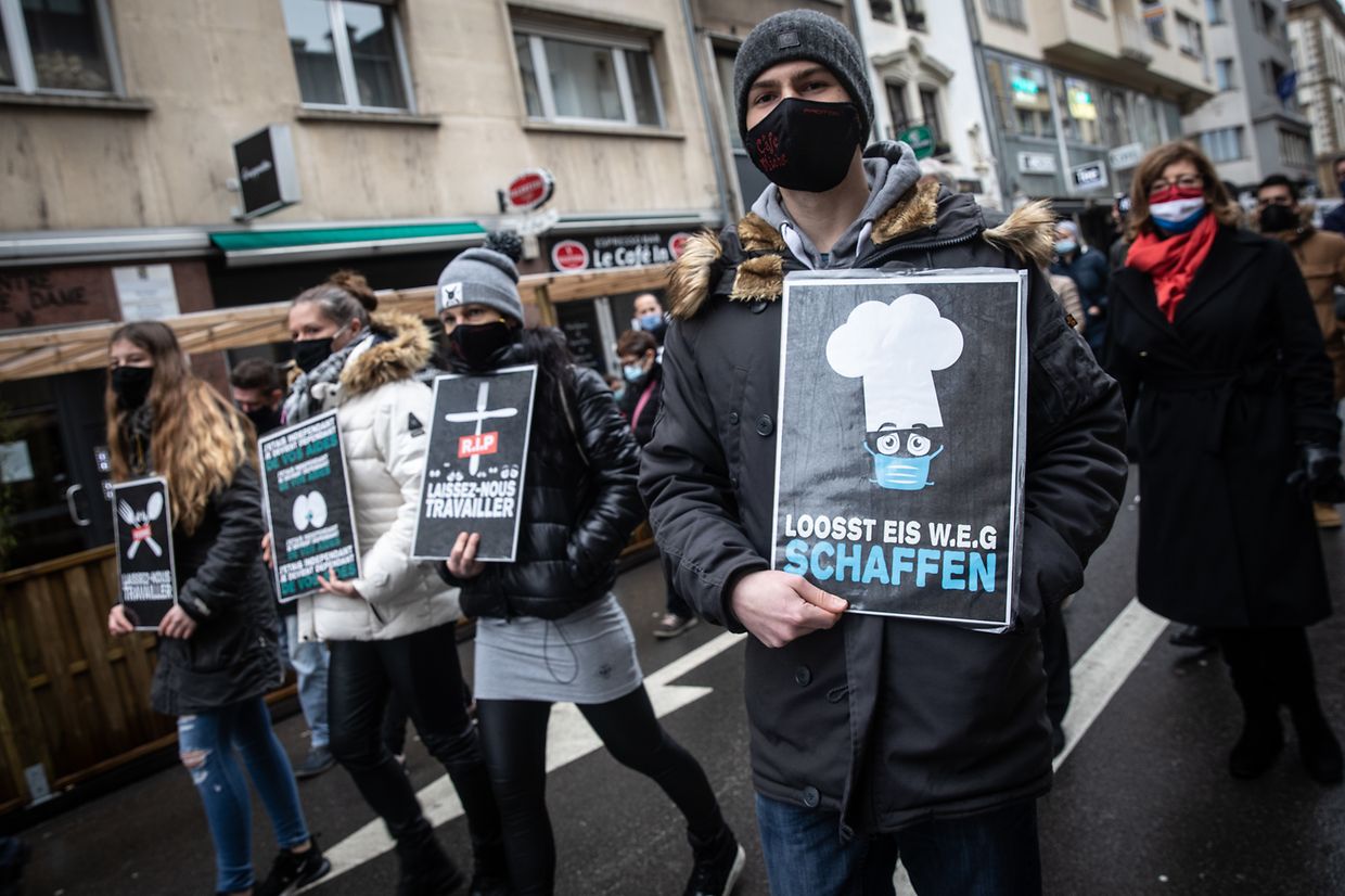Hunderte Menschen haben sich am Samstagnachmittag während eines Protestzuges in der Hauptstadt dafür ausgesprochen, dass Cafés und Restaurants wieder öffnen dürfen.