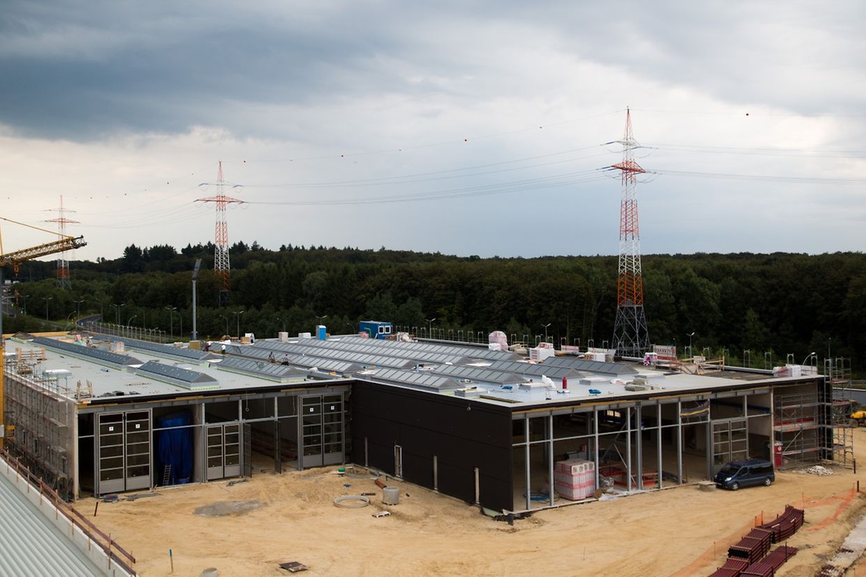 Dans ce double bâtiment se trouve le hangar de maintenance.