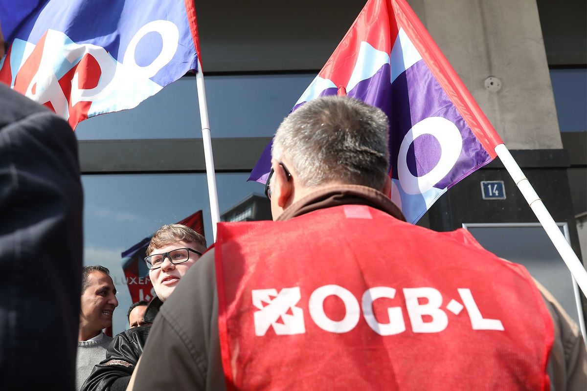 Kämpfen für ihre Jobs: Die Mitarbeiter des Alfa Hotels versammelten sich am Freitag vor dem Traditionshotel. 