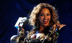 ARCHIV - 13.02.2009, Berlin: US-Sängerin Beyonce erhält einen der drei Preise, die sie während der MTV Europe Music Awards erhielt. Beyoncé feiert am 04.09.2021 ihren 40. Geburtstag. (zu dpa-Porträt "Königin Bey» auf dem Pop-Thron: US-Sängerin Beyoncé wird 40") Foto: Rainer Jensen/dpa +++ dpa-Bildfunk +++