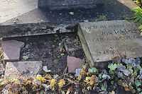 An der Stelle, wo Franz von Papens Grabstein liegen sollte, klafft eine Lücke im Boden.