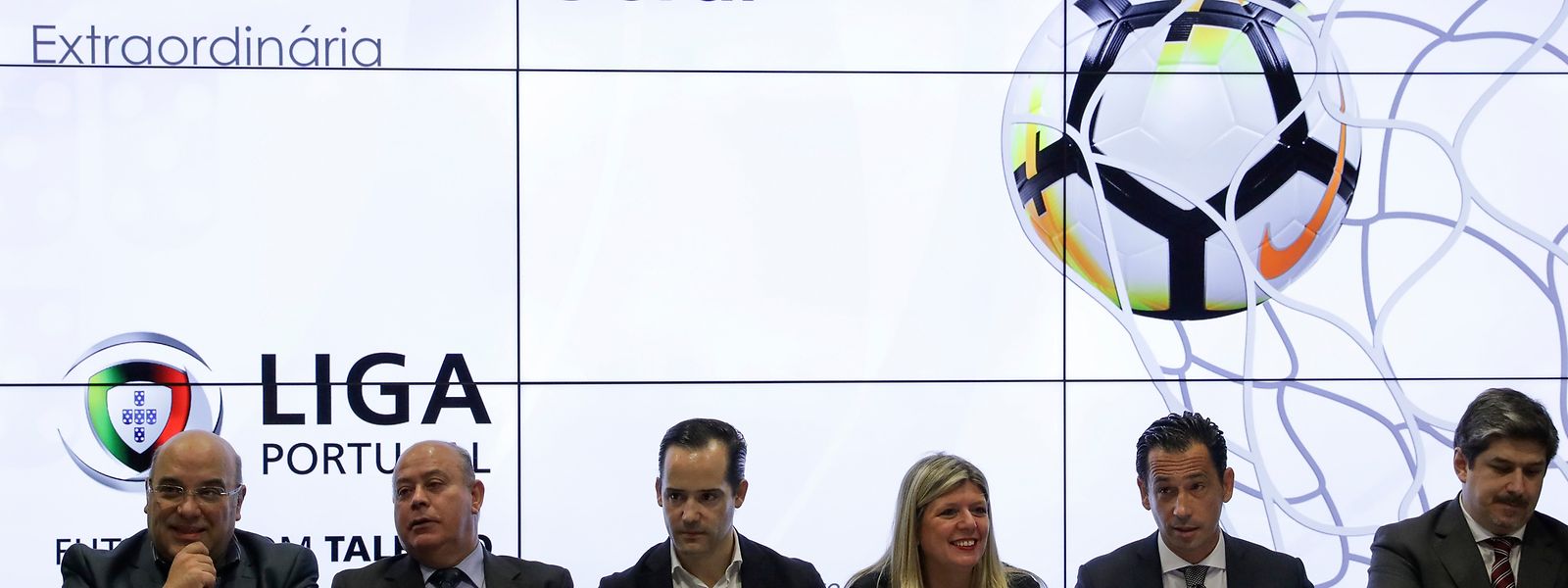 O presidente da Liga Portuguesa de Futebol Profissional (LPFP), Pedro Proença (2-D), durante a assembleia-geral extraordinária LPFP, para apreciação, discussão e votação de proposta de alteração ao Regulamento das Competições organizadas pela LPFP e também ao Regulamento Disciplinar das mesmas, na sede da Liga, Porto, 29 de dezembro de 2017. JOSÉ COELHO/LUSA