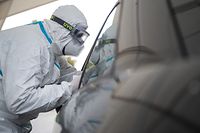 ARCHIV - 21.10.2020, Baden-Württemberg, Heilbronn: Ein Mitarbeiter der Corona-Abstrichstelle führt einen Coronatest durch. (zu dpa: «Land will Corona-Teststellen in überlasteten Kommunen ausbauen») Foto: Sebastian Gollnow/dpa +++ dpa-Bildfunk +++