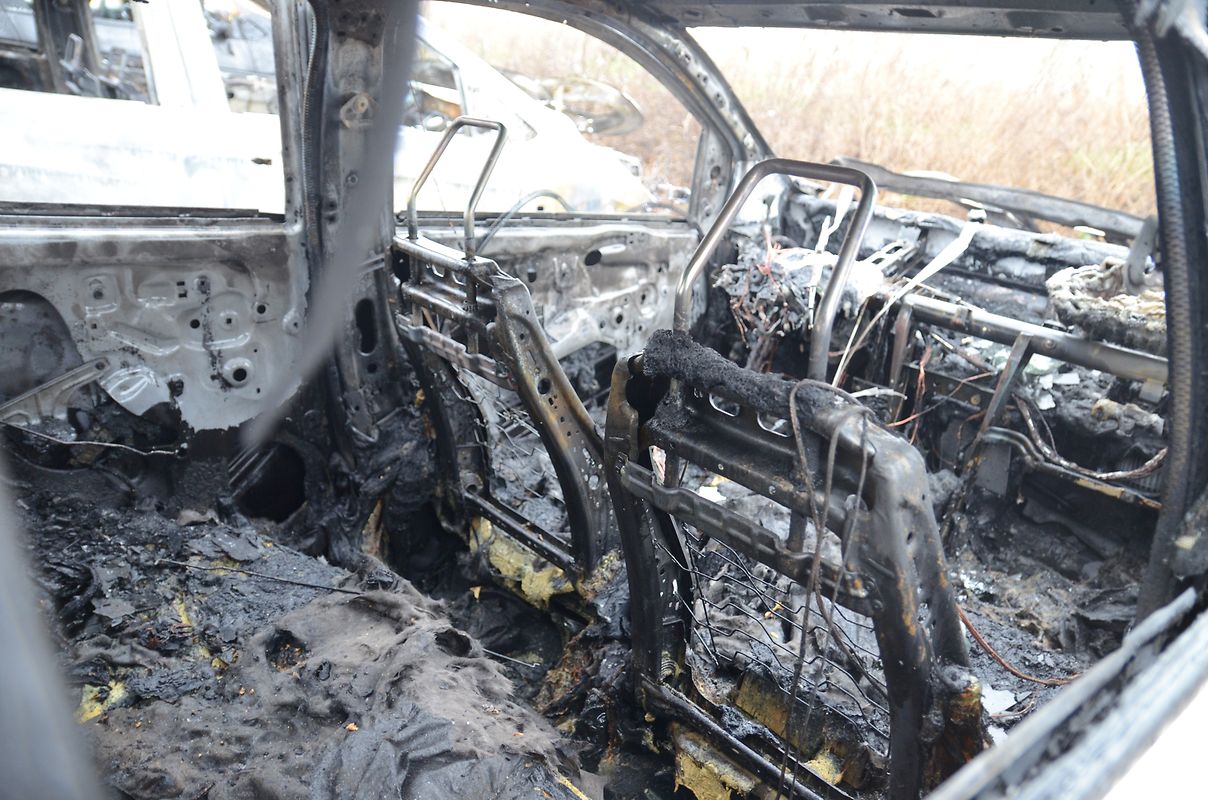 Zwei Autos brannten vollständig aus, zwei weitere wurden schwer beschädigt und sind als Totalschaden anzusehen.