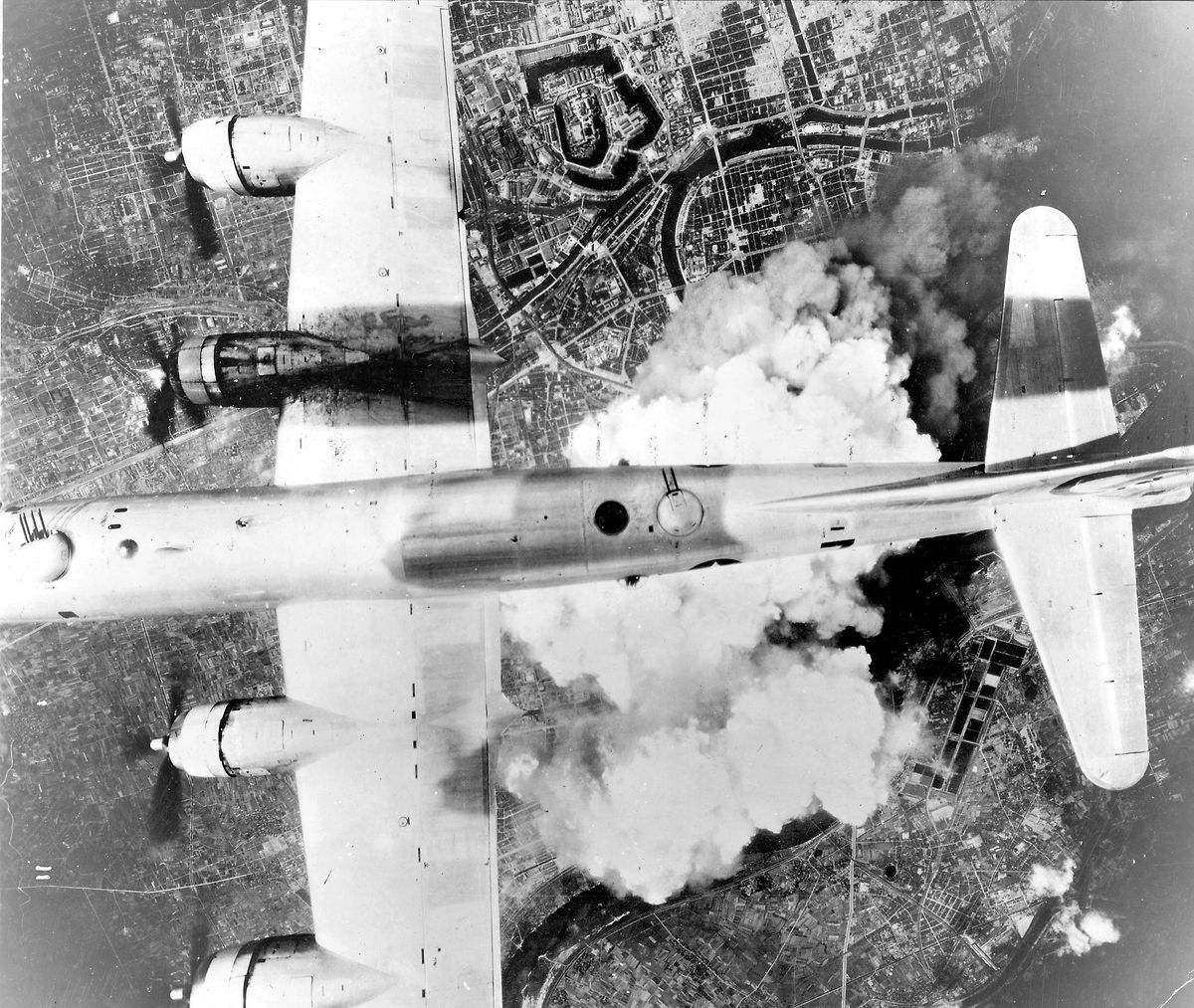O bombardeiro B-29 sobre Osaka a 1 de junho de 1945.
