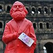 This picture taken on April, 10, 2018 in Trier, southwestern Germany, shows a red figure of German philosopher Karl Marx with a Zero-Euro-bank note realeased on the occasion of Marx's bicentenary.
On May 5, 2018 is the 200th anniversary of Marx's birth. / AFP PHOTO / dpa / Harald Tittel / Germany OUT