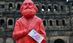 This picture taken on April, 10, 2018 in Trier, southwestern Germany, shows a red figure of German philosopher Karl Marx with a Zero-Euro-bank note realeased on the occasion of Marx's bicentenary.
On May 5, 2018 is the 200th anniversary of Marx's birth. / AFP PHOTO / dpa / Harald Tittel / Germany OUT