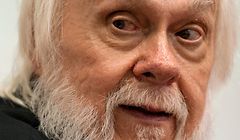 ARCHIV - 04.10.2012, Niedersachsen, Goslar: Der US-amerikanische Künstler John Baldessari während einer Pressekonferenz im Mönchehaus Museum. Baldessari ist im Alter von 88 Jahren gestorben. Foto: Emily Wabitsch/dpa +++ dpa-Bildfunk +++