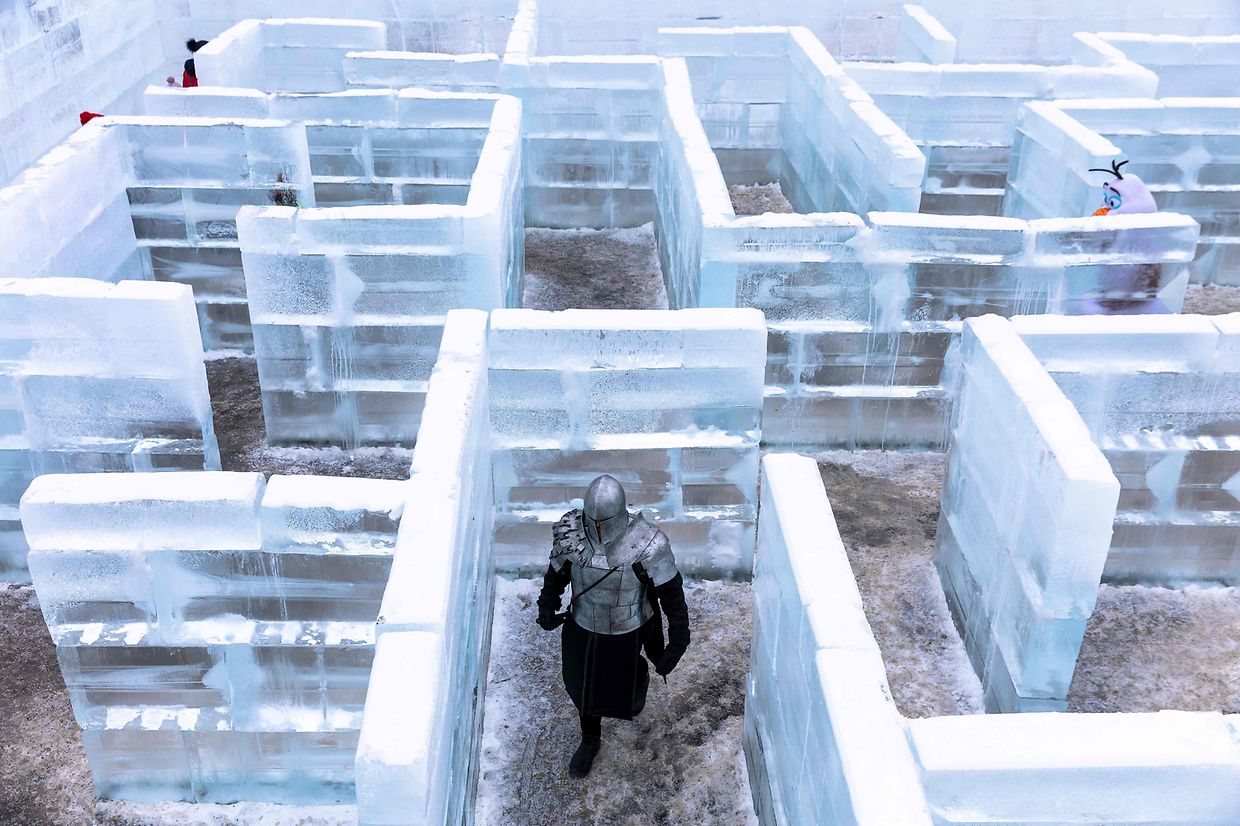 23. Januar: Ein als Ritter gekleideter Besucher marschiert durch das größte Eislabyrinth der Vereinigten Staaten, das Ice Palace Maze, in Stillwater im US-Bundesstaat Minnesota.
