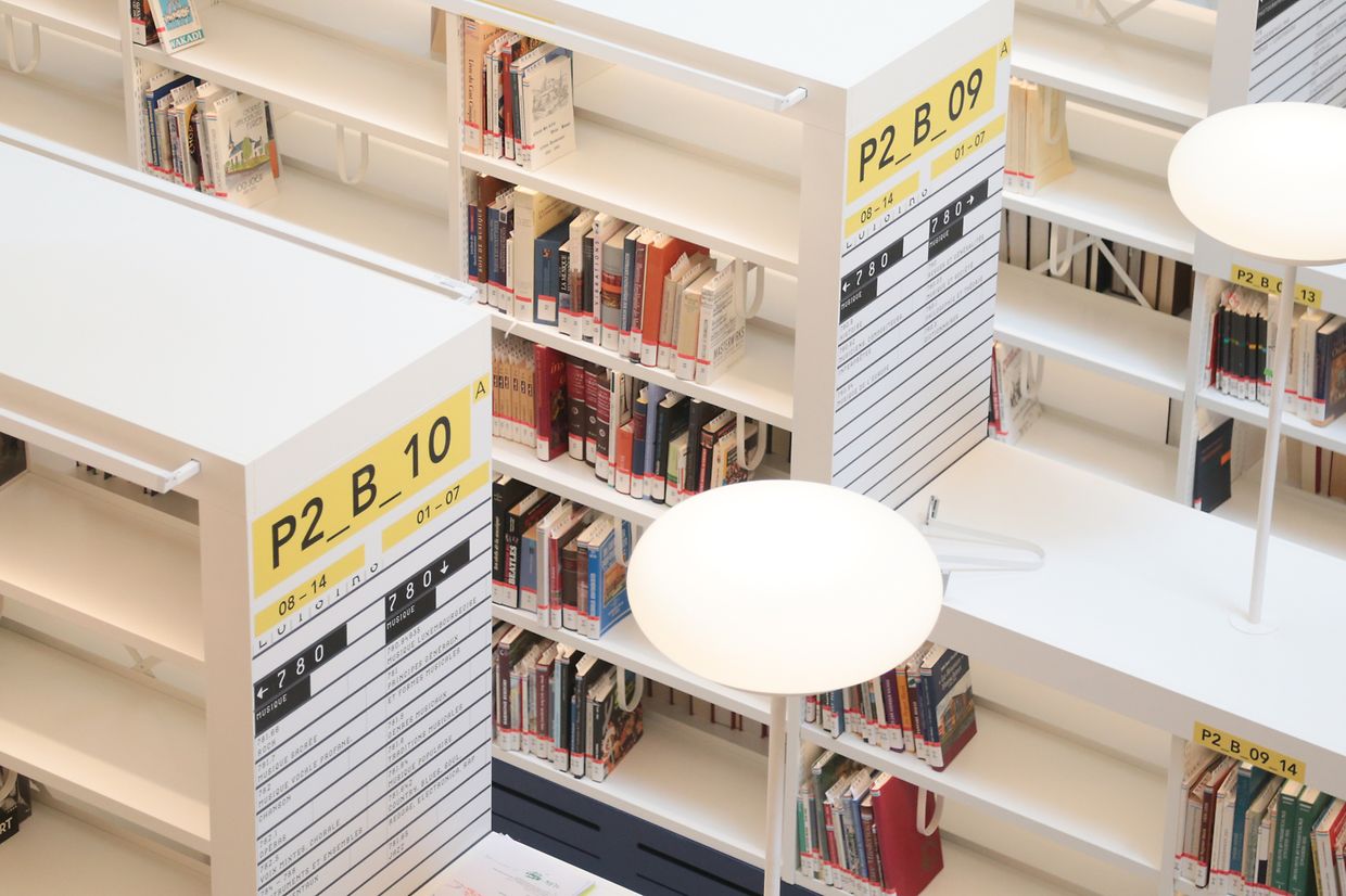 Die gelben Signaturen dienen derzeit behelfsmäßig zur Orientierung der Mitarbeiter und Helfer, für die Leser wird später eine definitive angebracht.