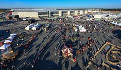 Zum Tag der offenen Tür hatten sich viele Besucher auf dem Gelände der Tesla Gigafactory eingefunden.