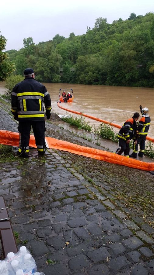 An der Sauer musste eine Ölsperre errichtet werden, nachdem in Grundhof ein Heizöltank ausgelaufen war.
