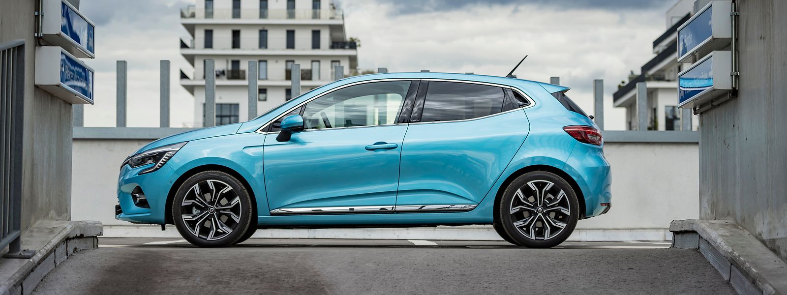 Der Clio E-Tech 140 ist das erste von zwölf Renault-Serienfahrzeugen, das sowohl mit einem Verbrennungsmotor als auch mit einem Hybridantrieb erhältlich ist.