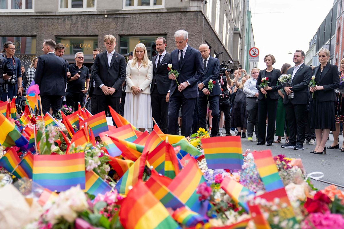 Le Premier ministre norvégien Jonas Gahr Store (à droite), la princesse héritière Mette-Marit de Norvège (à gauche) et le prince héritier Haakon de Norvège (à droite) déposent des fleurs sur une scène de crime de la fusillade.
