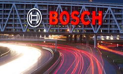 Stuttgart: Autos fahren auf der Autobahn A8 unter einer Brücke mit dem Bosch-Logo entlang.