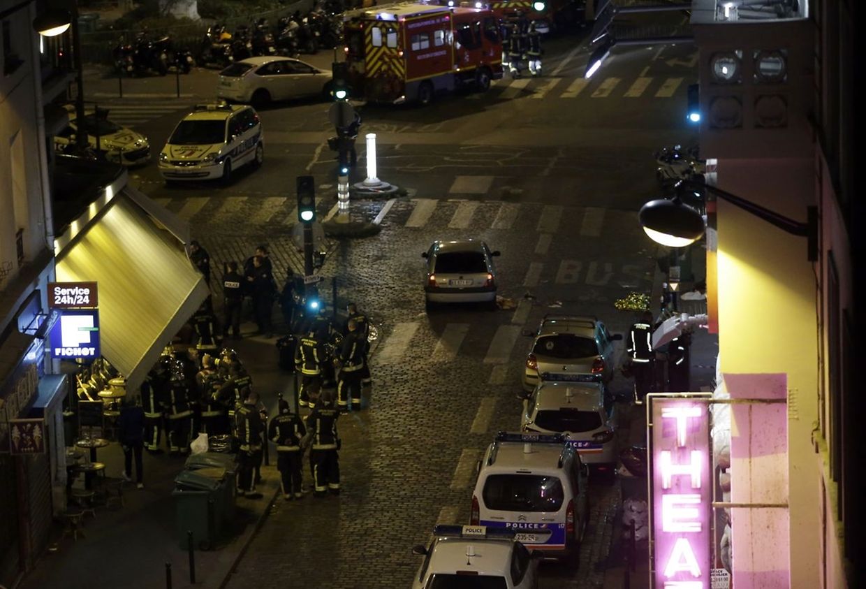 Polizei und Rettungskräfte an einem der Schießerei-Orte im 10. Arrondissement von Paris.