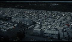 Flüchtlingscamp im benachbarten Ausland für Luxemburger, die nach einem Atomunfall in Cattenom aus ihrem verstrahlten Land fliehen mussten. Derzeit nur Fiktion, aber vielleicht einmal bittere Realität. Sind solche Szenarios durchgeplant? Ein Film stellt die Frage. 