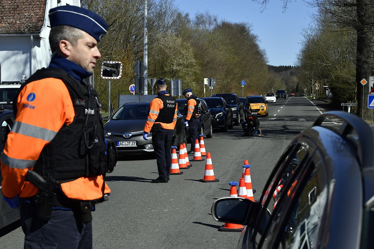 Die Strafzettel auf der Schmiede sollen von Beamten der belgischen Police fédérale ausgestellt worden sein. Hier das Bild einer Grenzkontrolle am Übergang bei Kelmis nach Deutschland.