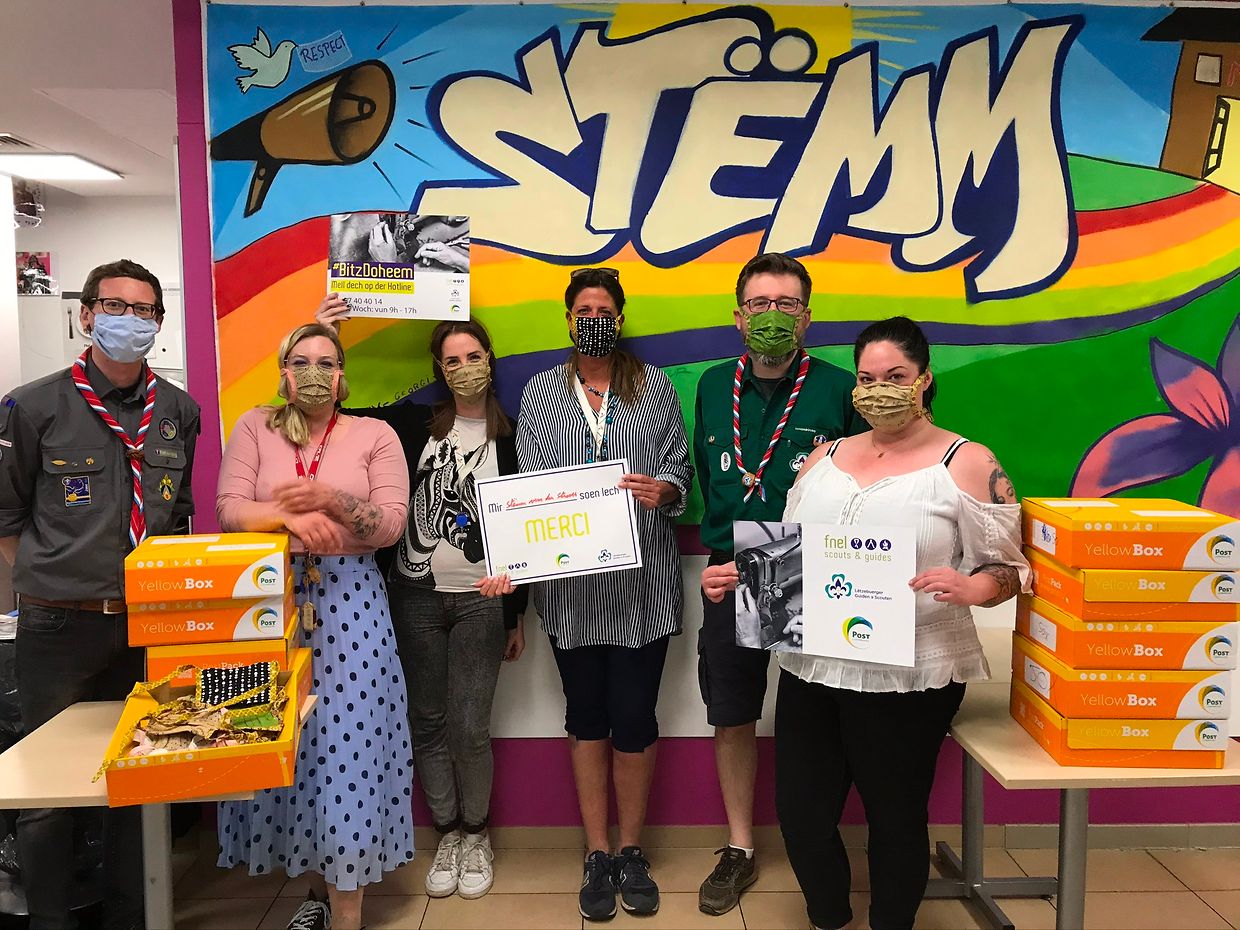 Maskenübergabe bei der Stëmm vun der Strooss.