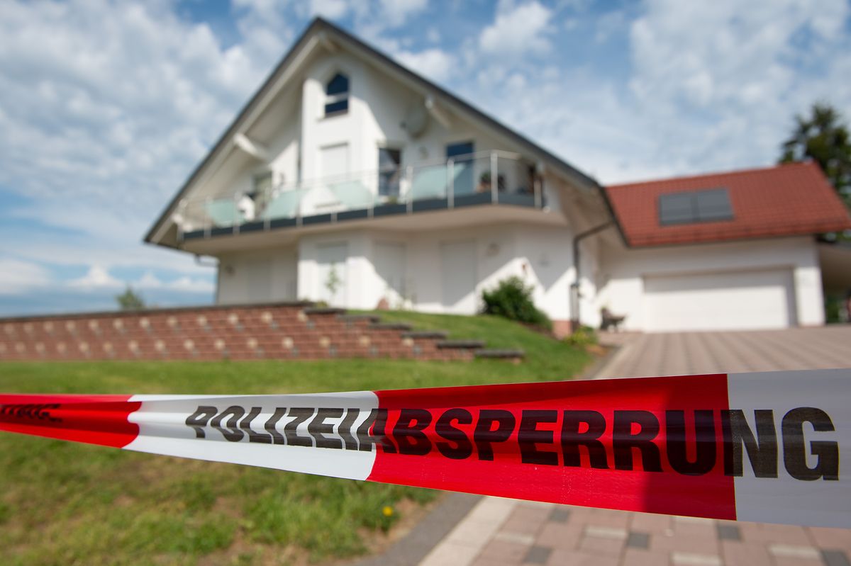 Absperrband mit der Aufschrift "Polizeiabsperrung" ist vor dem Haus des verstorbenen Kasseler Regierungspräsidenten Walter Lübcke (CDU) zu sehen.