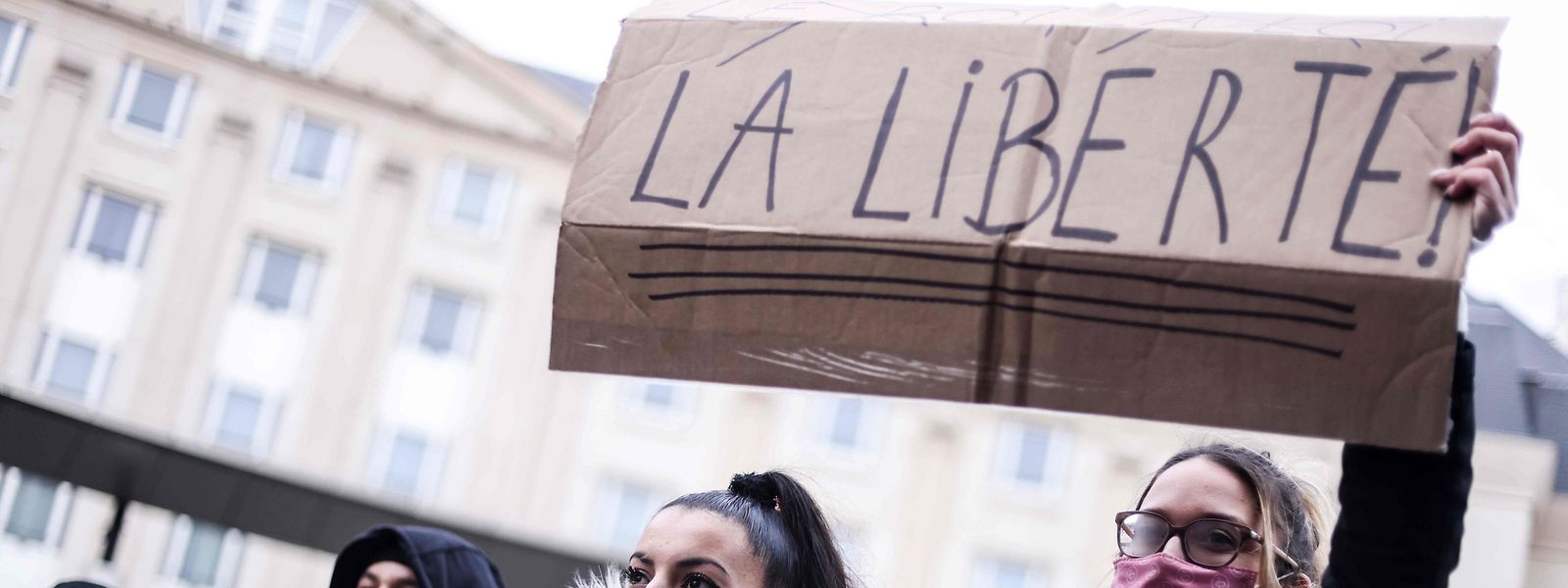 Des manifestants, dimanche à Bruxelles, demandent que l'étau imposé sur les libertés individuelles se desserre un peu.