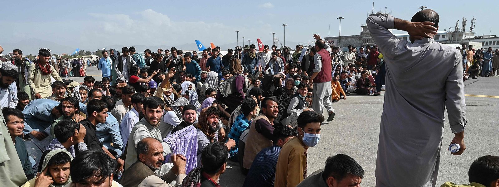 Am Flughafen von Kabul warten verzweifelte Menschen auf die Möglichkeit zur Flucht.